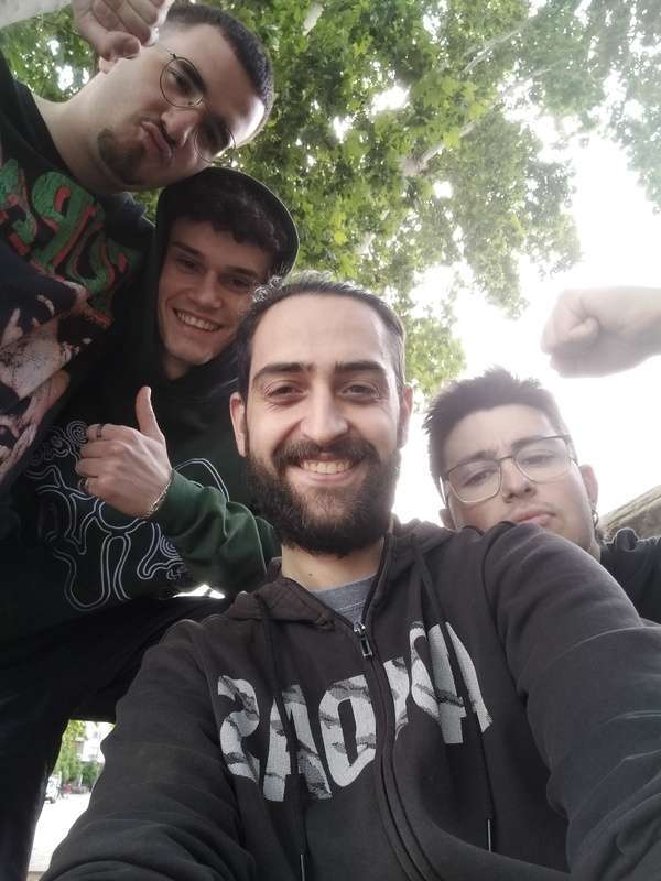 Foto de Lmc y sus panas al acabar el juego