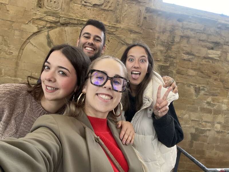 Foto de Daniella Valero, Elena Martínez, Mario Llaria y Paula Sanz  al acabar el juego