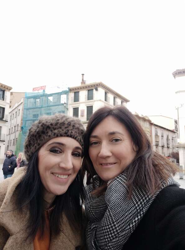 Foto de Silvia y Elvira al acabar el juego