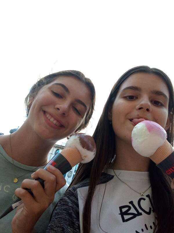 Foto de Irene y Ana al acabar el juego